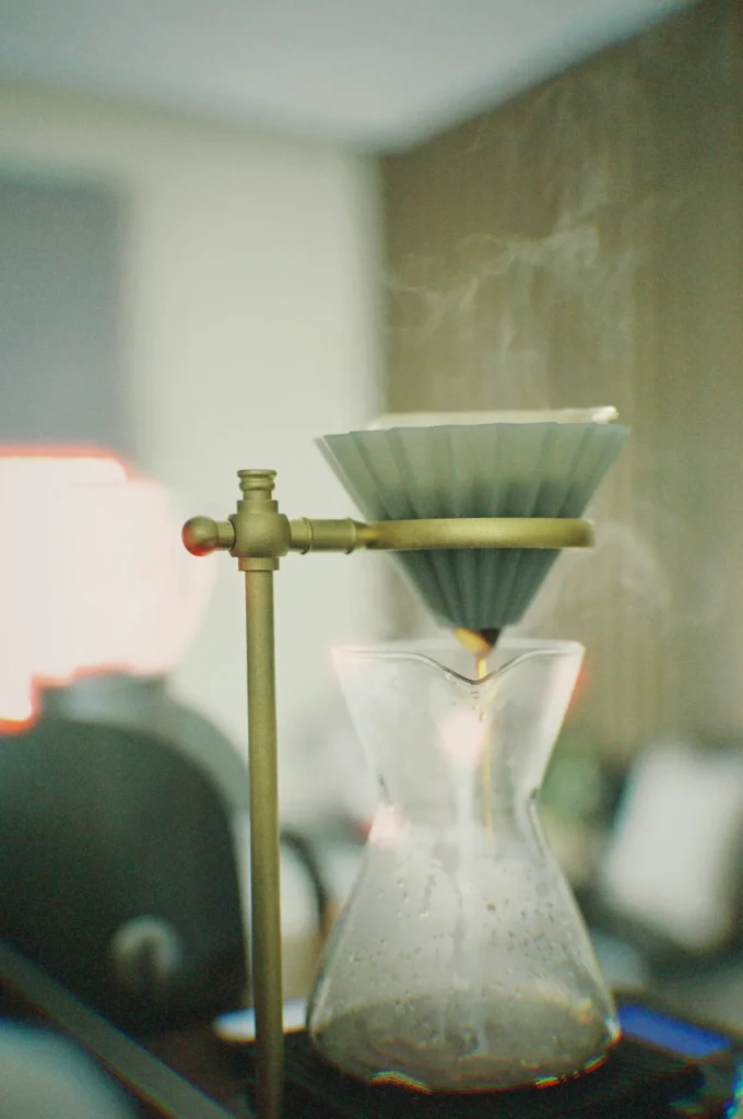 Bouilloire et café filtre du matin dans une cuisine bohème