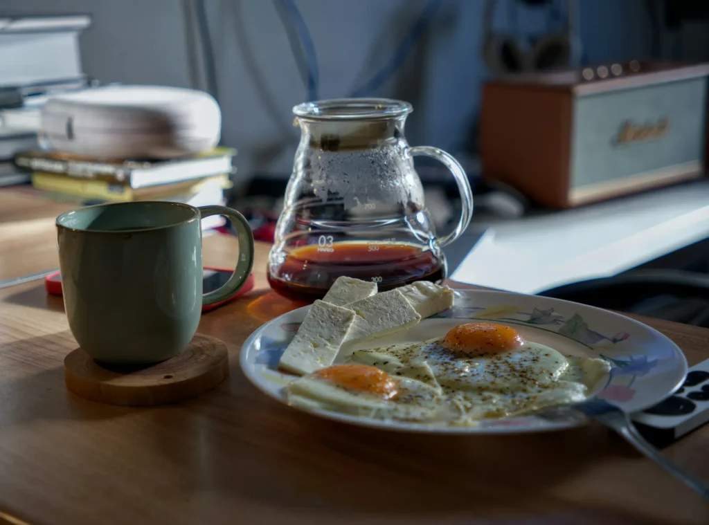 Table de petit-déjeuner préparée la veille pour une routine du matin réaliste